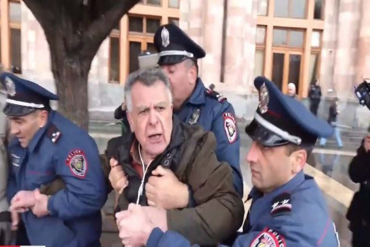 Ermənistanda vətəndaş hökumət binasının qarşısında özünü yandırmağa cəhd edib