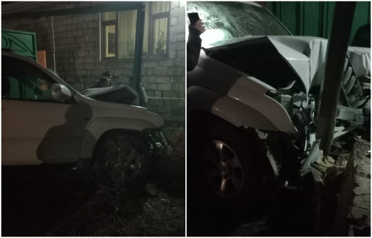 Qubada avtomobil dirəyə çırpılıb, xəsarət alanlar var - FOTO 