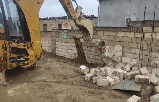 Xırdalanda və Mehdiabadda qanunsuz tikililər sökülüb - VİDEO 