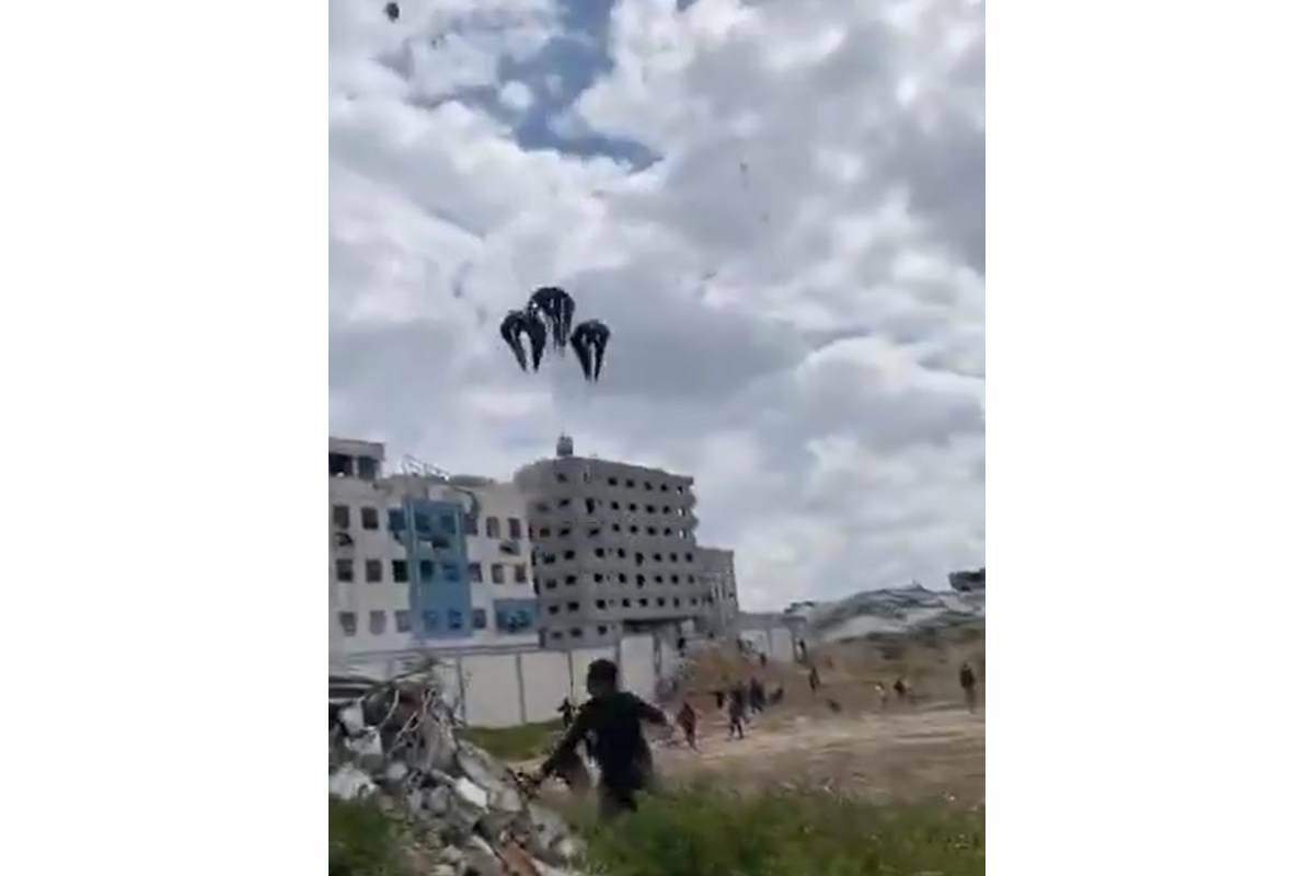 Qəzzaya havadan atılan humanitar yardım insanların üstünə düşüb, ölənlər var - VİDEO 