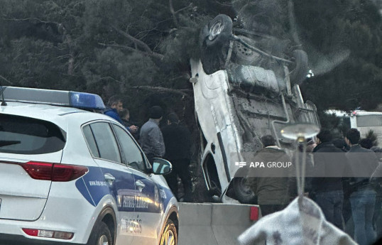 Bakı-Sumqayıt yolunda avtomobil aşıb, xəsarət alanlar var - FOTO  - YENİLƏNİB 