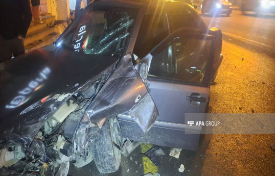 Bakıda iki avtomobil toqquşub, xəsarət alan var - FOTO 