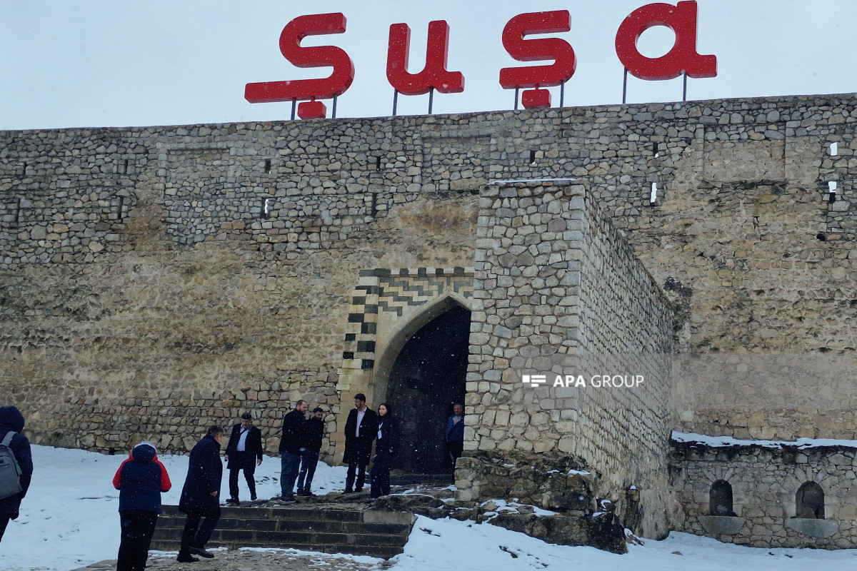 Beynəlxalq konfrans iştirakçılarının Şuşada Yuxarı Gövhər Ağa məscidi ilə başlayan səfəri Cıdır düzünün ziyarəti ilə başa çatıb - FOTO 