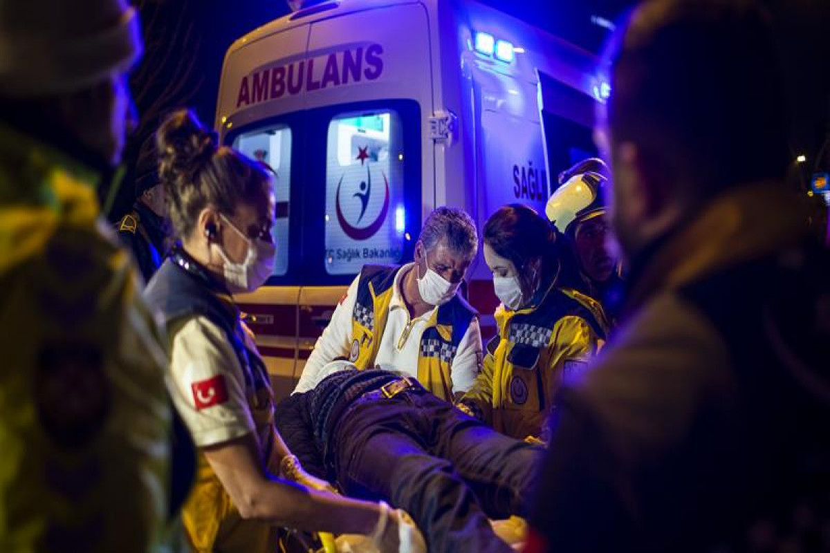 İstanbulda TIR minik avtomobilinin üzərinə aşıb, ölənlər var