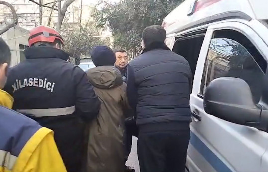 Bakıda əşyalarını eyvandan küçəyə atan qadın müəyyən edilib - VİDEO 