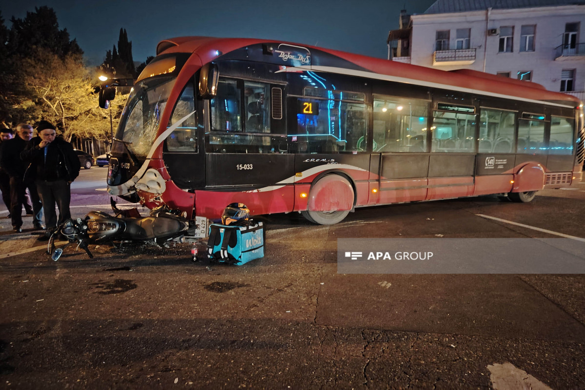 "Baku Bus"a məxsus avtobus motosikletçini vurub - FOTO 