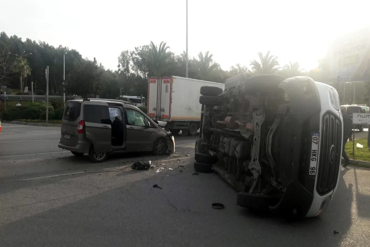 Antalyada mikroavtobus aşıb, yeddi nəfər xəsarət alıb