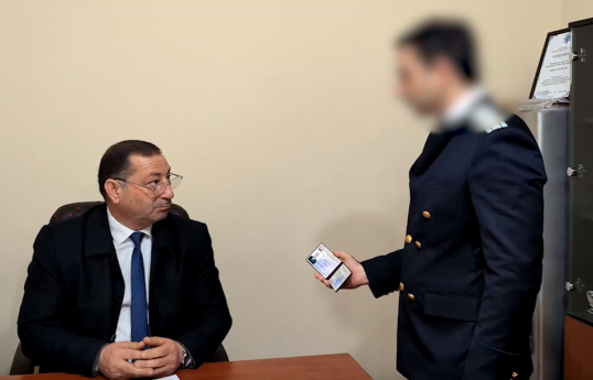 “Qaçqınkom”un sahə rəisi rüşvət alarkən tutulub - ƏMƏLİYYAT ÇƏKİLİŞİ 