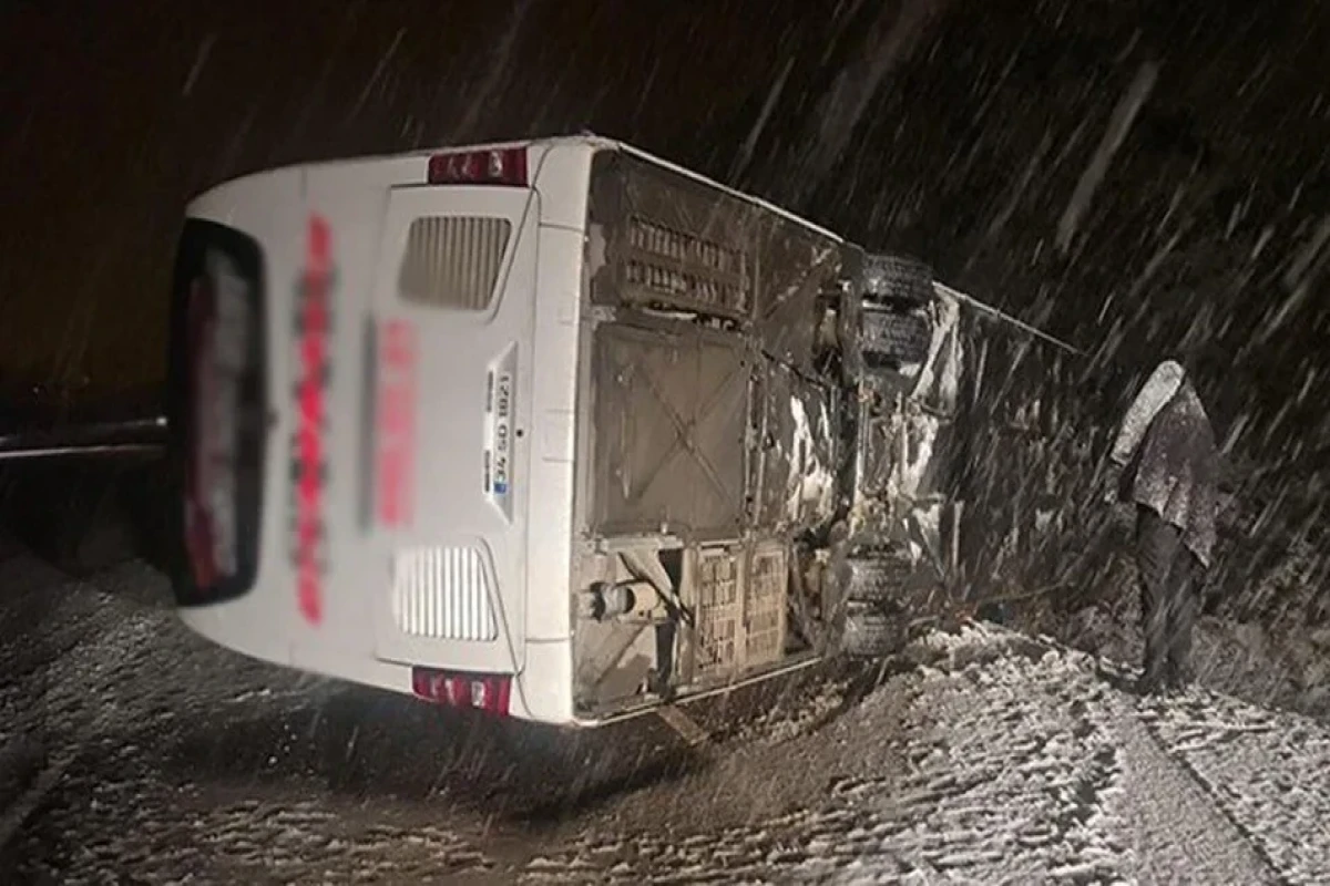 Türkiyədə avtobus aşıb, 18 nəfər xəsarət alıb
