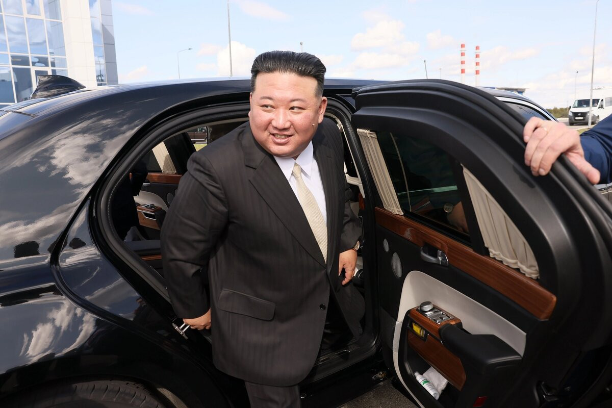 Kim Çen In Putinin hədiyyə etdiyi avtomobillə ilk dəfə tədbirə gedib