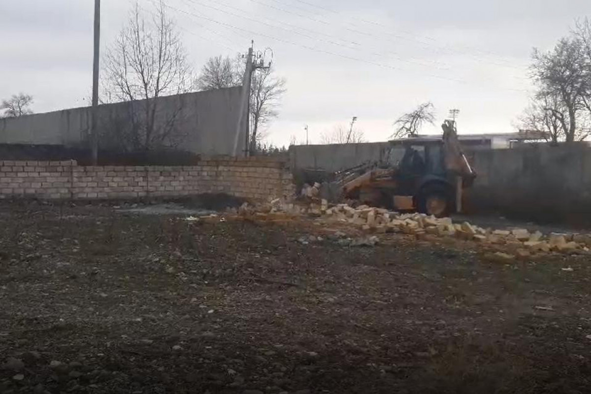 Qəbələdə qanunsuz tikili sökülüb - FOTO 