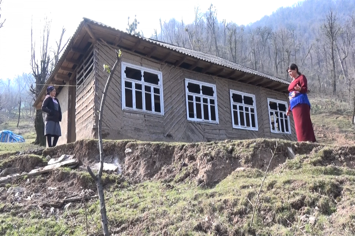 Astaranın dağ kəndində torpaq sürüşməsi 15-ə yaxın ev üçün təhlükə yaradıb - FOTO 