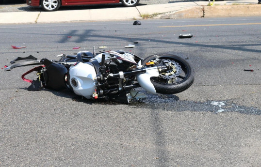 Bakıda motosiklet avtobusa çırpılıb