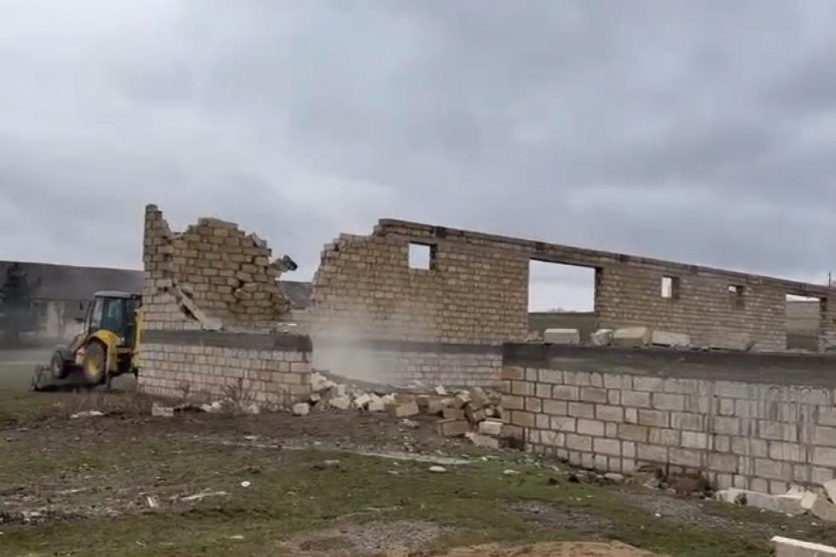 Qubada qanunsuz tikili sökülüb - VİDEO 