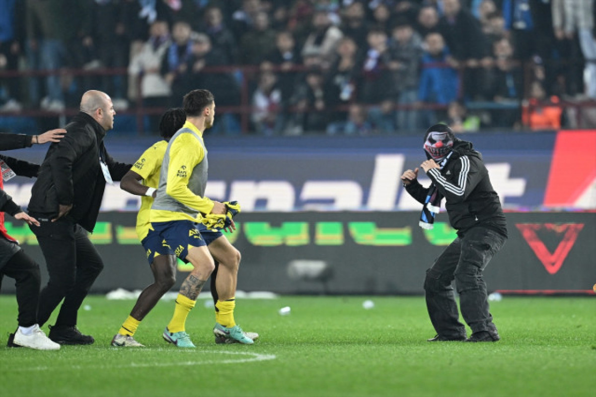 Trabzonspor fans invade pitch, attack Fenerbahce players after Turkish top league game