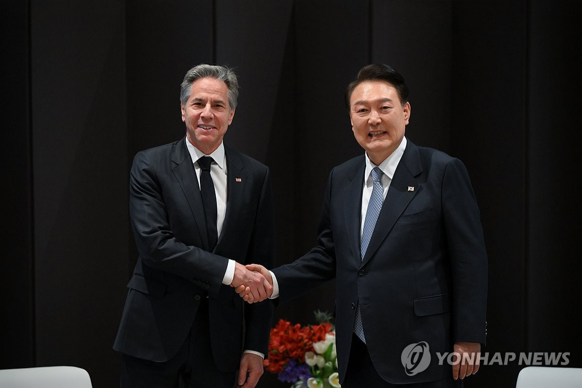 ABŞ dövlət katibi Entoni Blinken və Cənubi Koreya prezidenti Yoon Suk Yeol