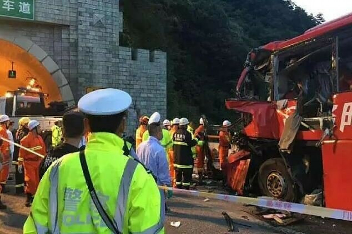 Çində avtobus tunelin divarına çırpılıb: 14 ölü, 37 yaralı