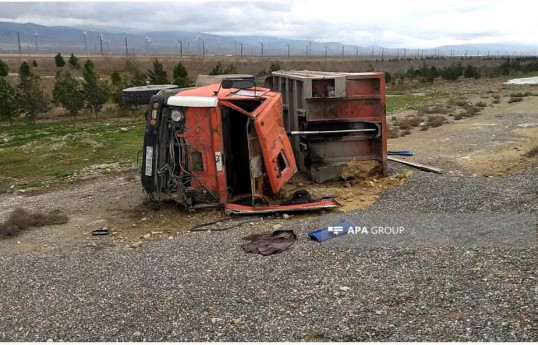 Bakı-Quba yolunda “KamAZ” aşıb