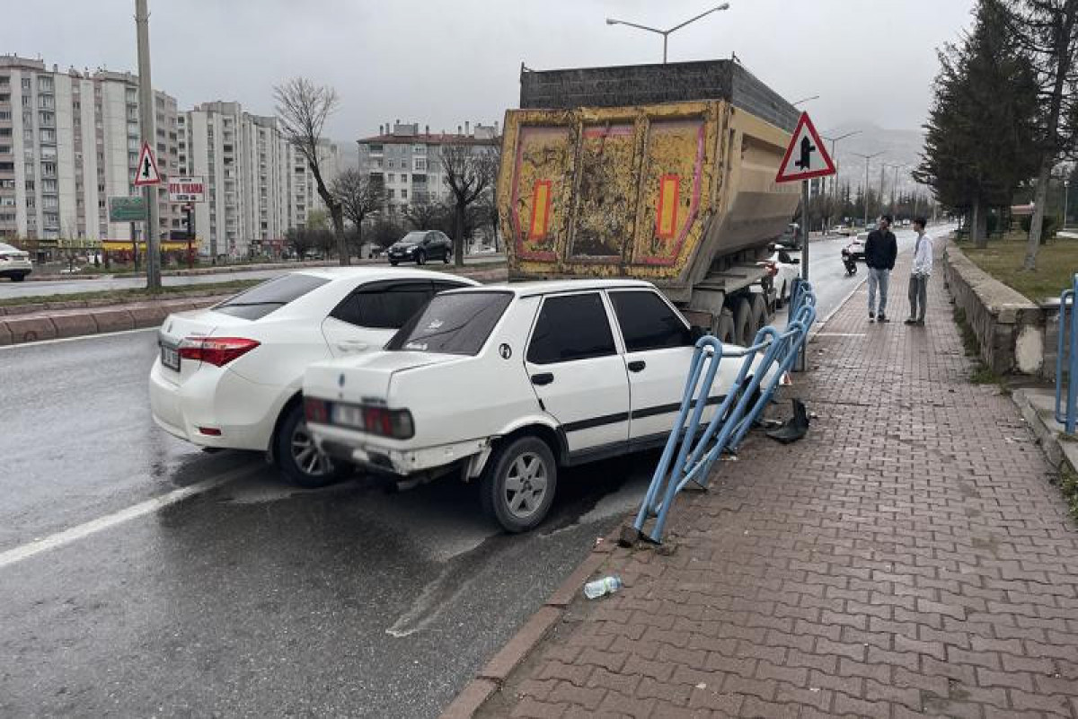 Türkiyədə iki minik avtomobili qoşquya çırpılıb, beş nəfər yaralanıb