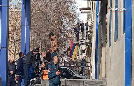 İrəvanda silahlı şəxslər polis idarəsinin binasına hücum edib, yaralılar var - VİDEO  - YENİLƏNİB-2 