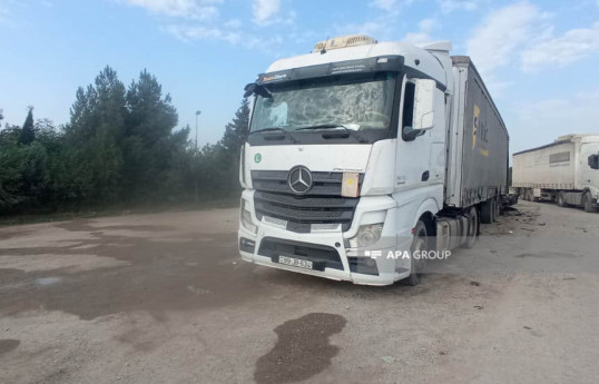 Biləsuvarda "TIR" minik maşını ilə toqquşub, xəsarət alanlar var