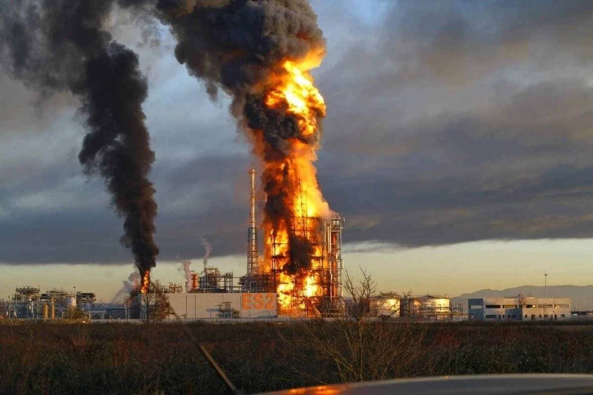 Ukrayna Rusiyada neft emalı zavodunu PUA-larla vurub, yanğın baş verib