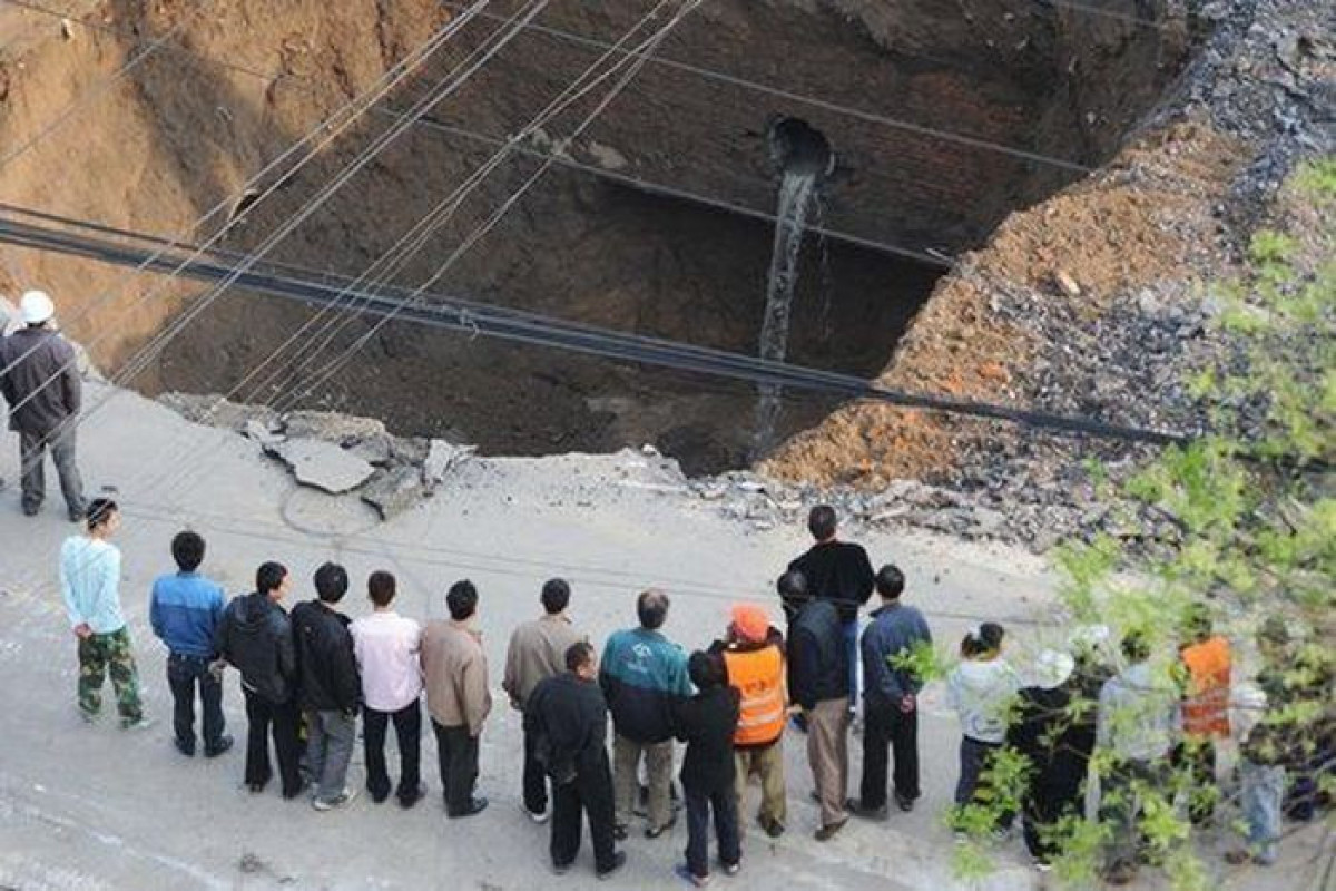 Çində magistralın çökməsi nəticəsində 18 avtomobil dağıntılar altında qalıb