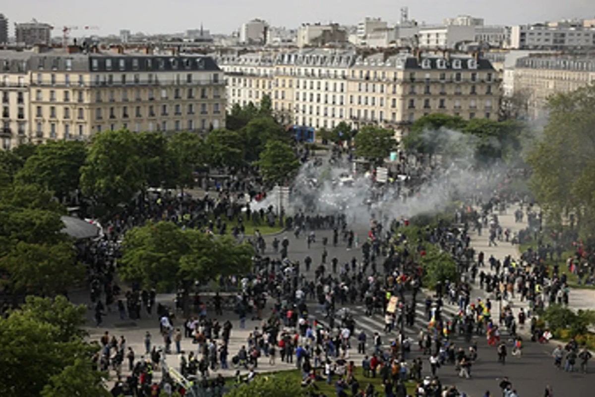 В Париже госпитализировали 12 полицейских после первомайских столкновений