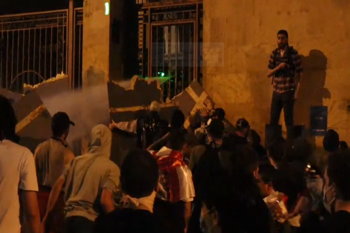 Gürcüstanda polis etirazçılara rezin güllədən istifadə edib, yaralananlar var - <span class="red_color">YENİLƏNİB