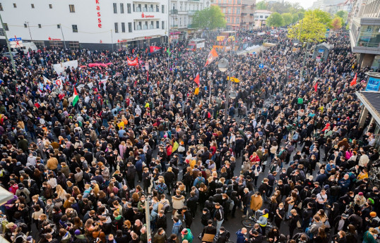 Berlində 1 May nümayişlərində minlərlə insan iştirak edib