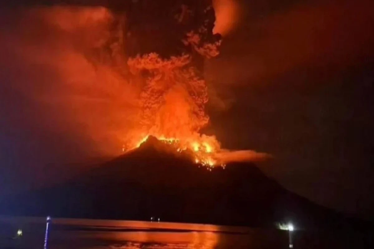 İndoneziyada Ruanq vulkanının püskürməsi nəticəsində 12 min sakin təxliyə edilib