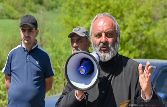 Azərbaycanla delimitasiya əleyhinə sərhəd kəndindən İrəvana yürüş başlayıb, yürüşə keşiş başçılıq edir - VİDEO 