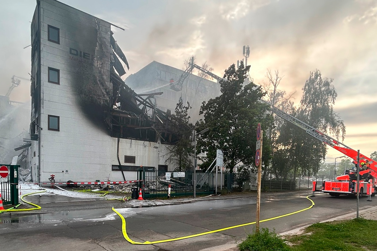 СМИ: в Берлине третьи сутки тушат пожар на оборонном заводе Diehl