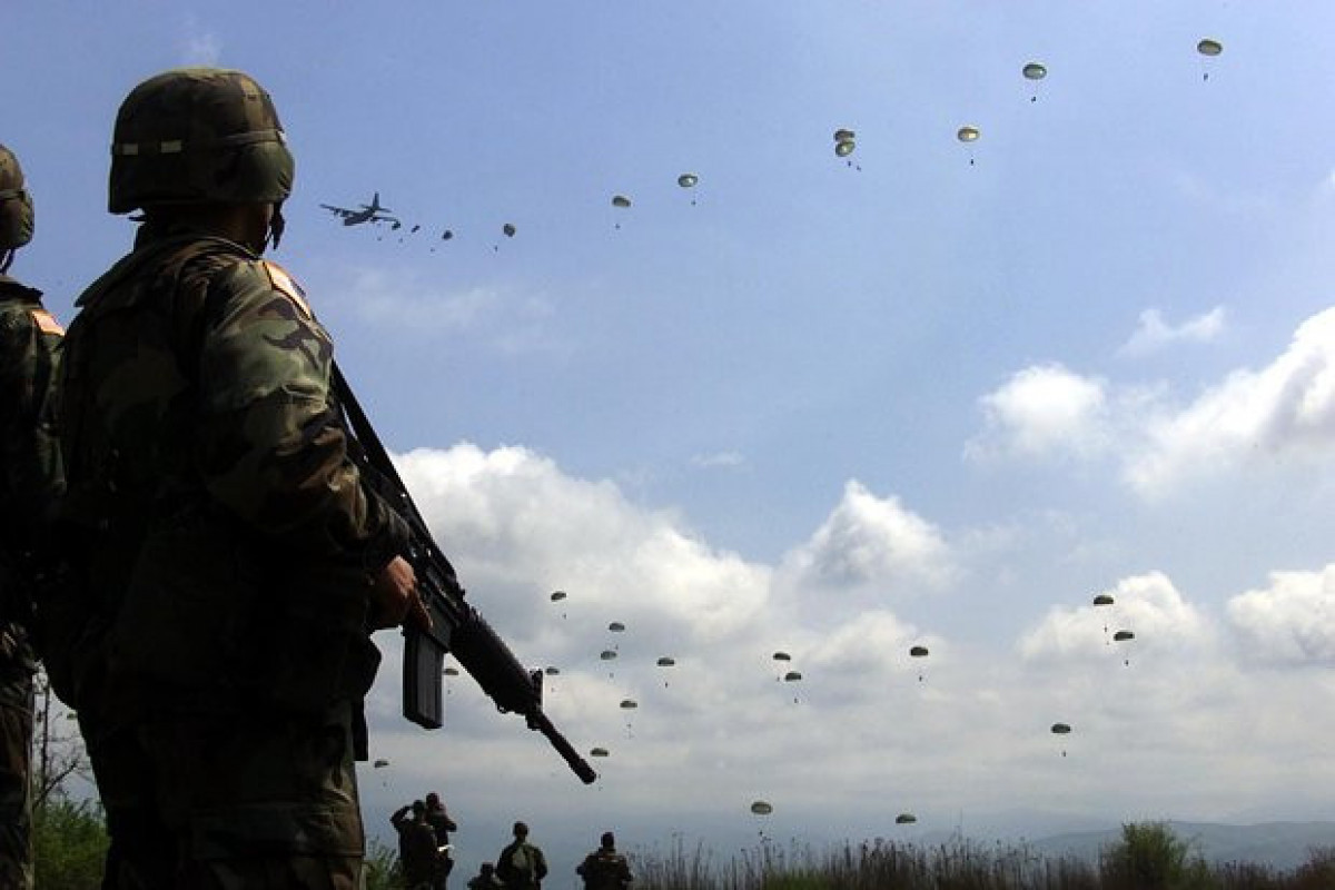 Во время учений НАТО по прыжкам с парашютом ранены 11 солдат
