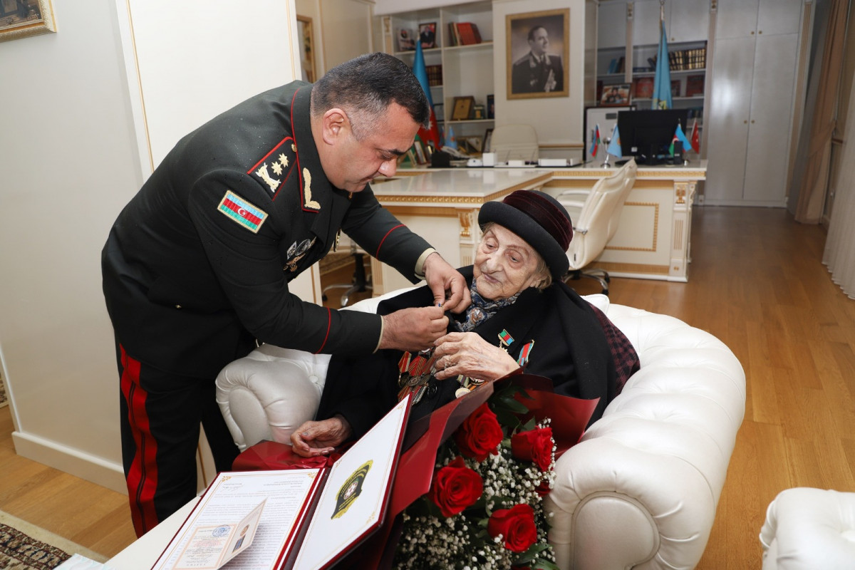 Dövlət Xidməti 102 yaşlı veteranı təltif edib