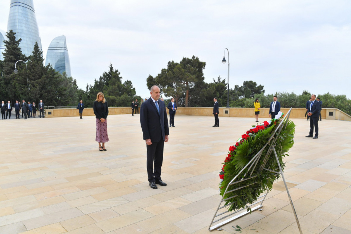 Bolqarıstan Prezidenti Bakıda şəhidlərin xatirəsini anıb