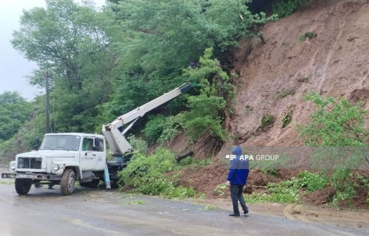 Güclü leysan İsmayıllı-Qəbələ yolunda torpaq sürüşməsinə səbəb olub - FOTO 