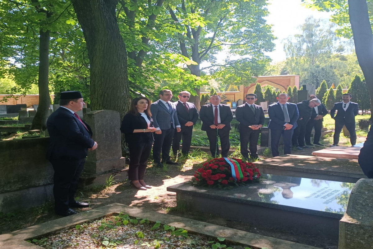 Grave of Azerbaijani colonel Veli Bey Yadigar visited in Poland