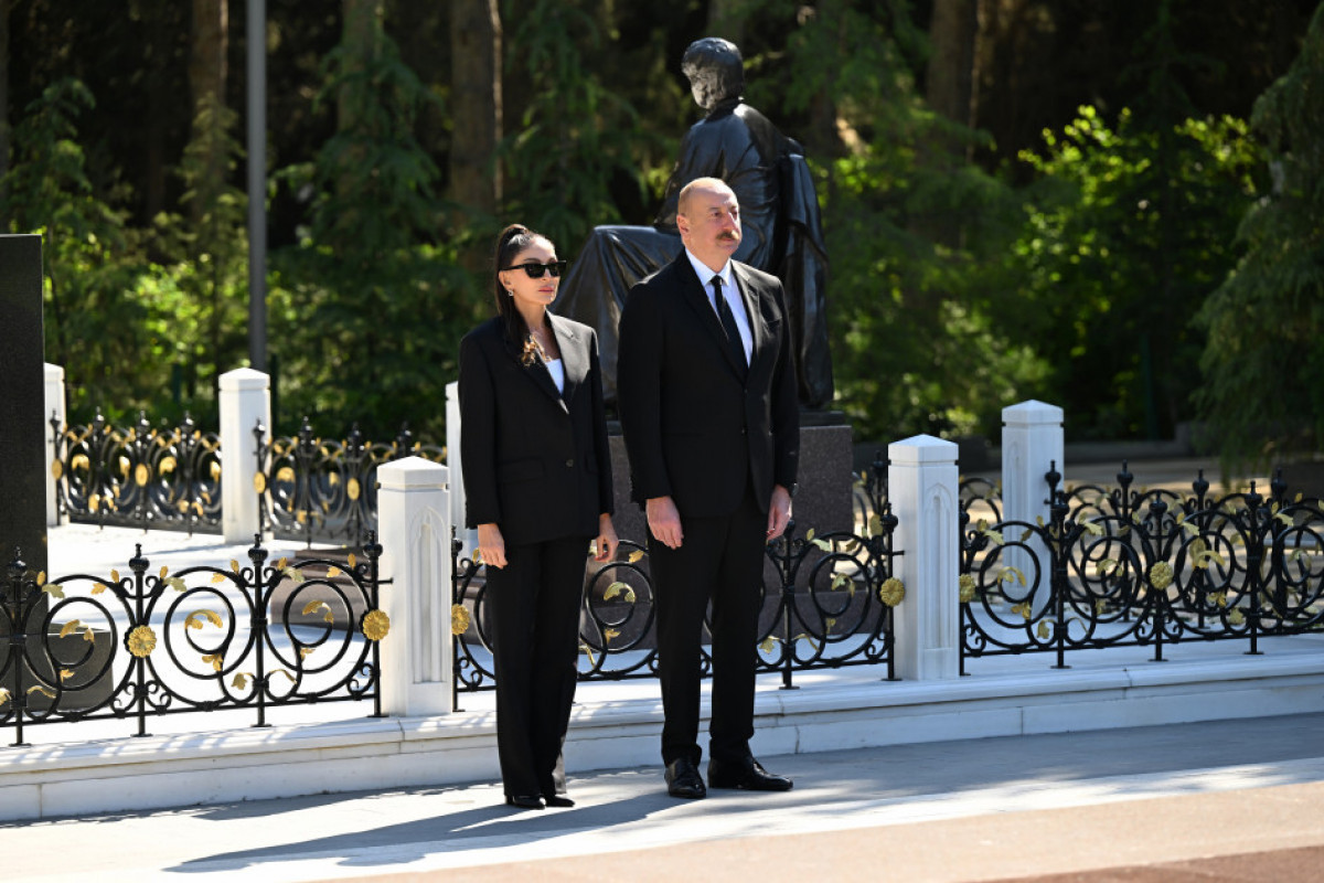 President Ilham Aliyev and First Lady Mehriban Aliyeva visited grave of Great Leader Heydar Aliyev in Alley of Honor