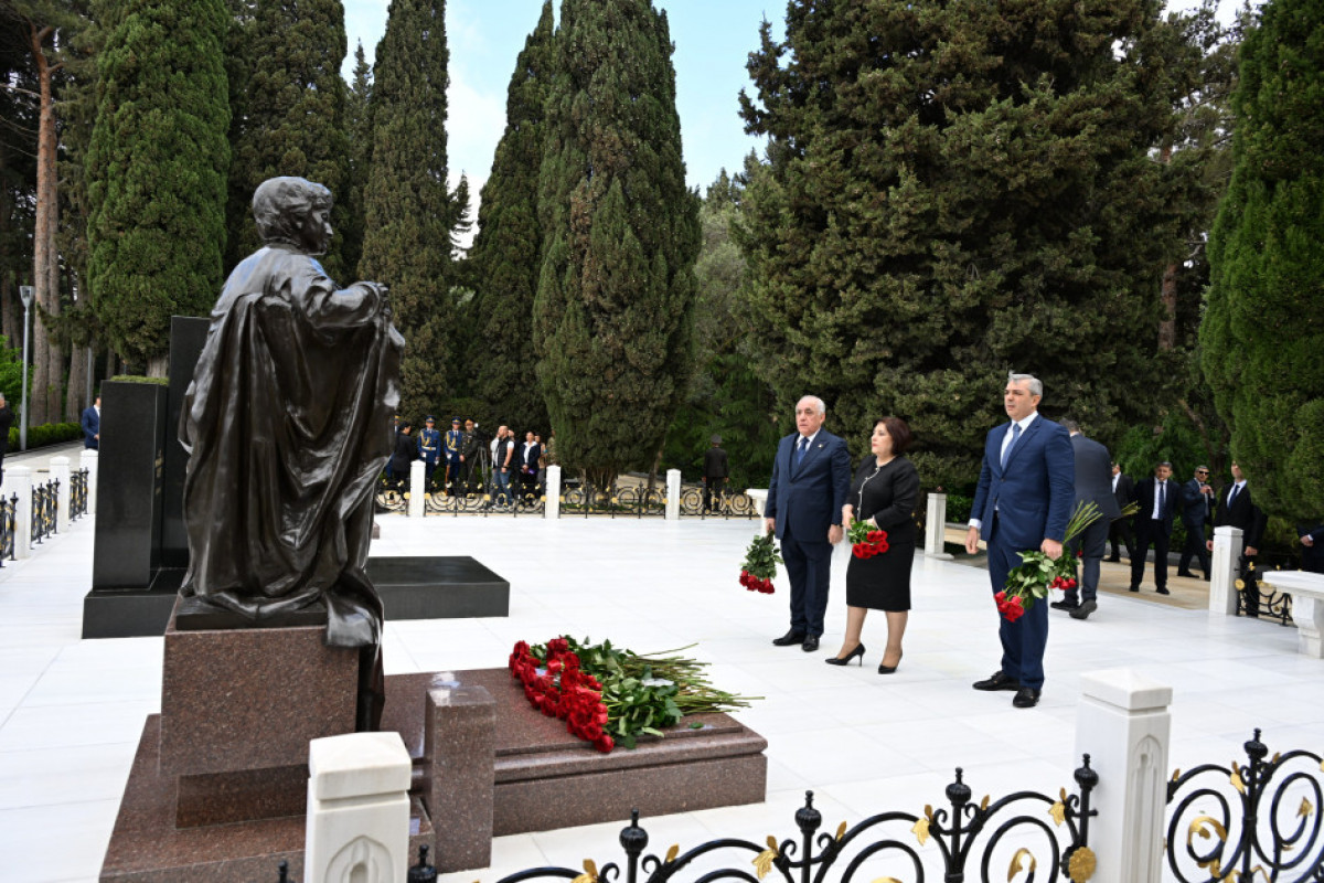 Официальные лица государства и правительства Азербайджана почтили память великого лидера