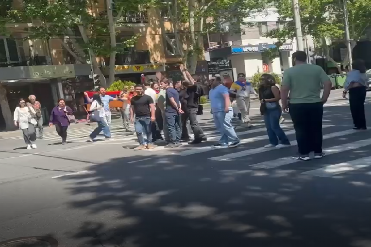 Etirazçılar Ermənistan-İran yolunu bağlayıb