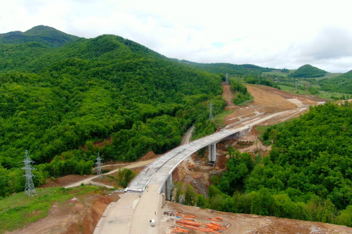 Dövlət başçısı Əhmədbəyli-Füzuli-Şuşa avtomobil yolunda görülən işlərlə tanış olub, birinci tunelin açılışında iştirak edib