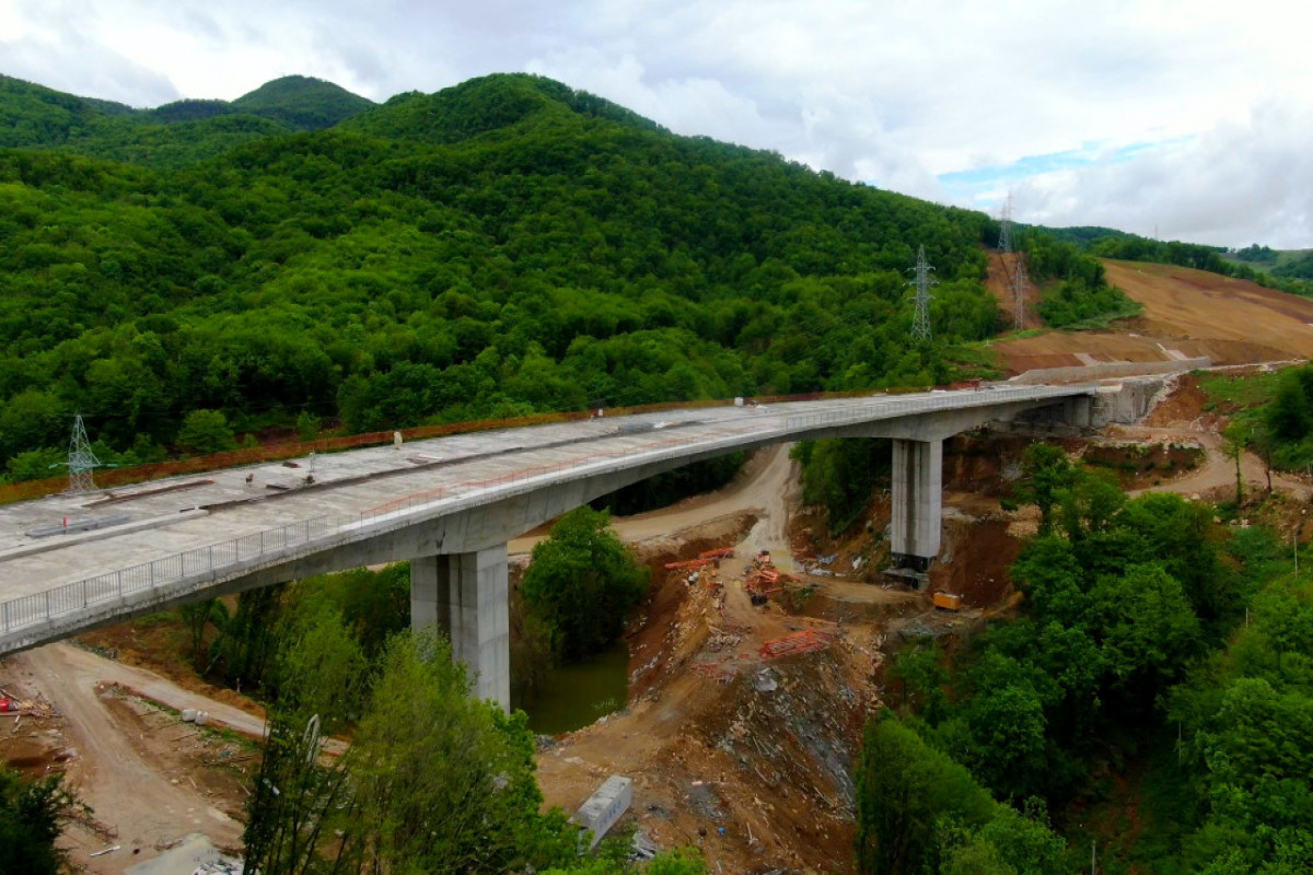 Dövlət başçısı Əhmədbəyli-Füzuli-Şuşa avtomobil yolunda görülən işlərlə tanış olub, birinci tunelin açılışında iştirak edib