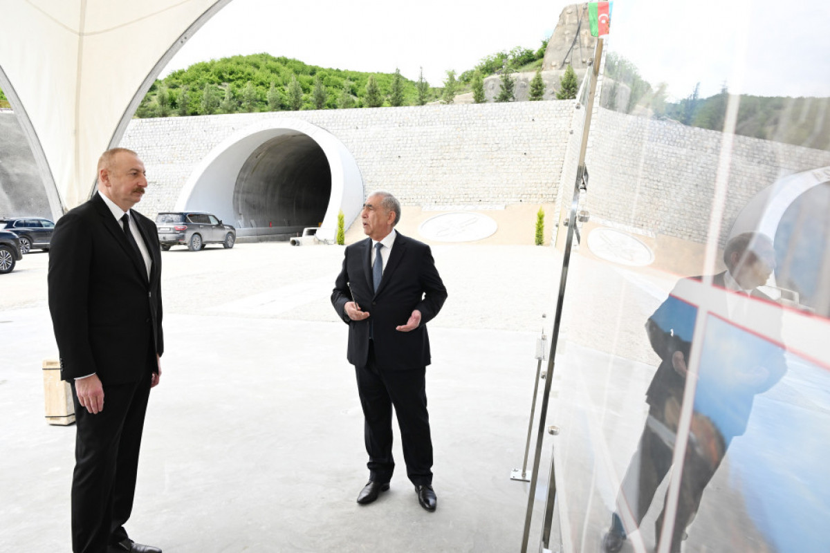 Президент ознакомился с работами, проделанными на автодороге Ахмедбейли-Физули-Шуша, принял участие в открытии первого тоннеля