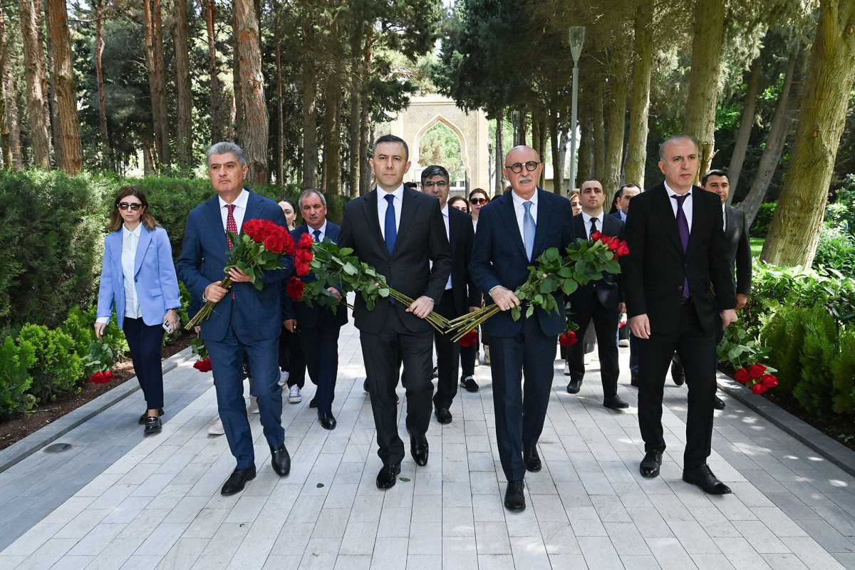 Elm və Təhsil Nazirliyinin kollektivi Fəxri xiyabanda Ulu Öndərin məzarını ziyarət edib