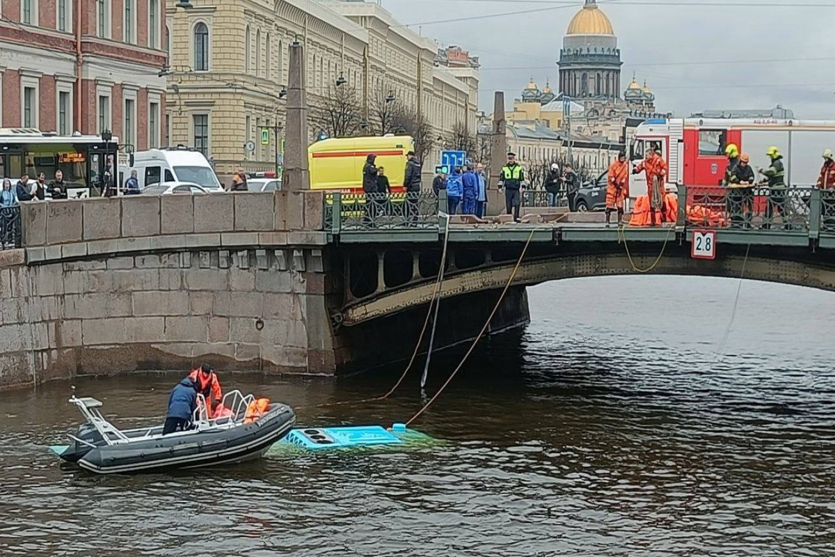 Sankt-Peterburqda avtobus körpüdən çaya düşüb, 4 nəfər ölüb - <span class="red_color">HADİSƏ ANININ VİDEOSU- <span class="red_color">YENİLƏNİB-1