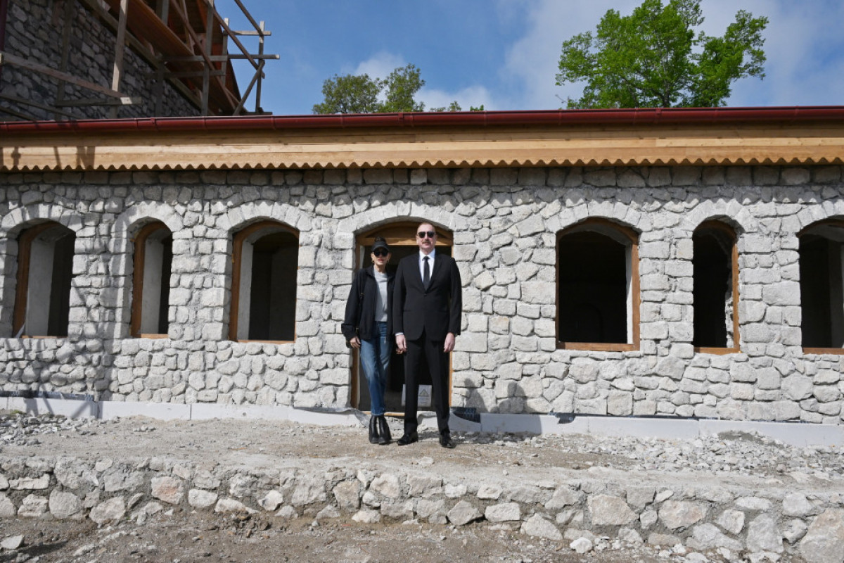 Президент и первая леди ознакомились с реставрационными работами в доме-музее Узеира Гаджибейли в Шуше
