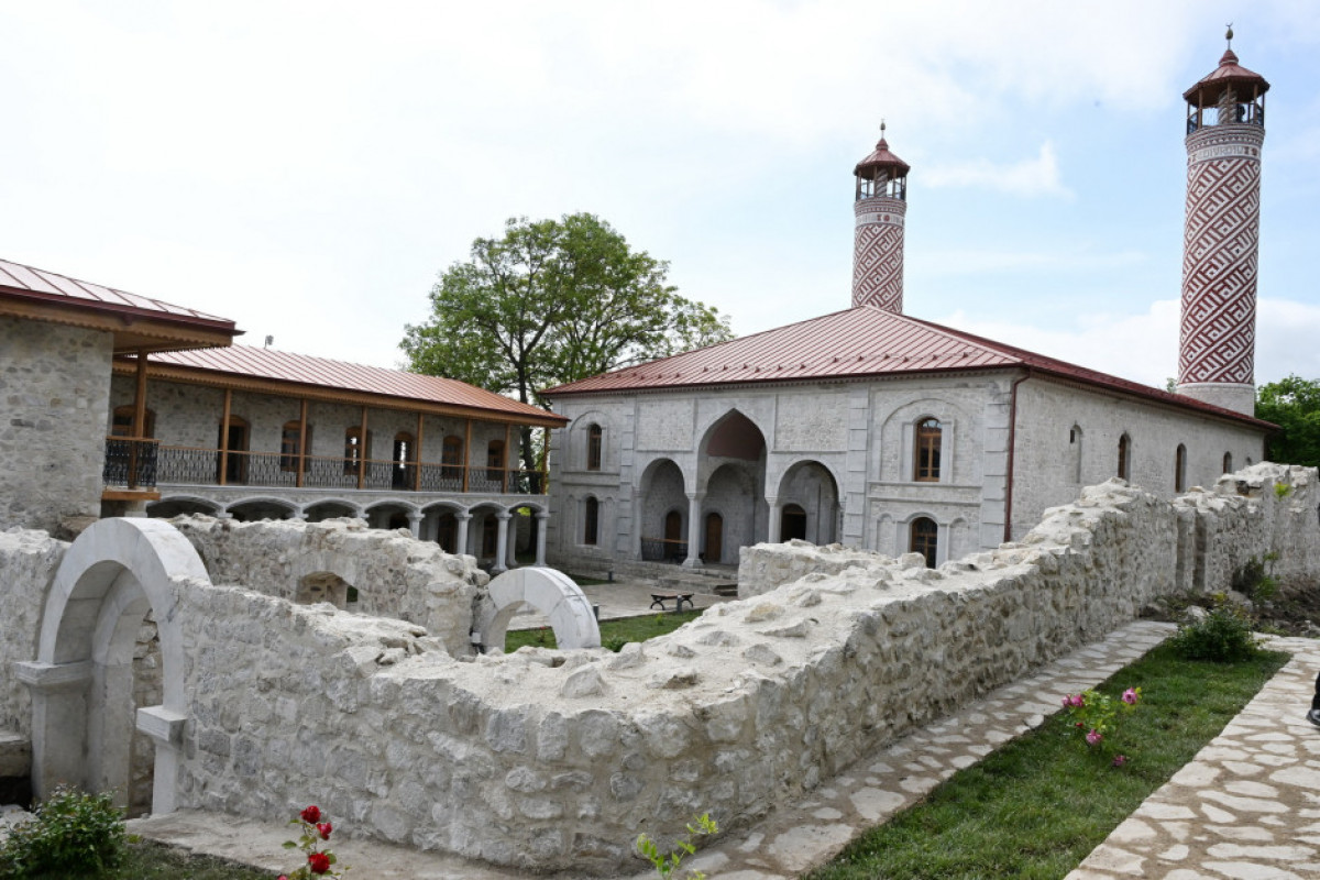 Dövlət başçısı Şuşada Aşağı Gövhər Ağa məscidində aparılan bərpa işləri ilə tanış olub - FOTO  - YENİLƏNİB 