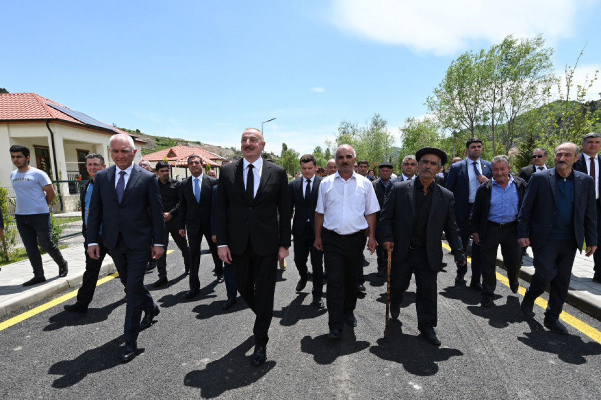 Президент Азербайджана встретился с жителями, переселившимися в село Сус Лачинского района, принял участие в открытии малых ГЭС