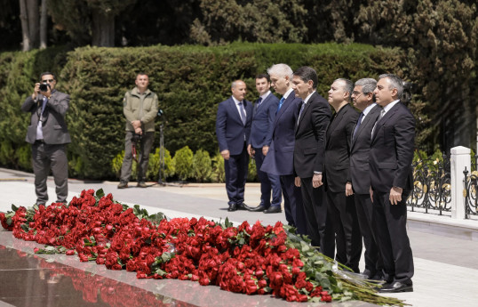 ƏƏSMN kollektivi Fəxri xiyabanda Ulu Öndərin xatirəsini ehtiramla yad edib
